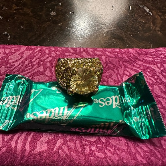 Jewelry - Peridot gold toned cocktail ring.